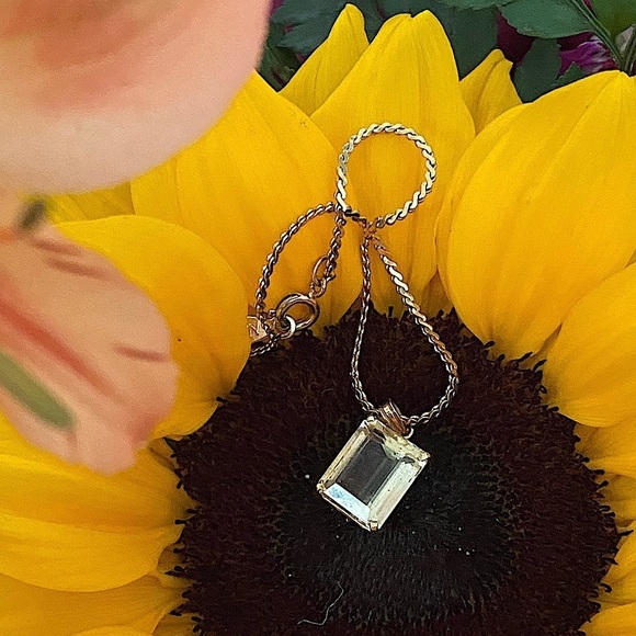 beautiful vintage gold tone bracelet with yellow crystal accent - Picture 3 of 16